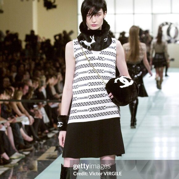 Vintage Chanel 01 Fall CC Logo Muff Black Fur Bag Black - Picture 5 of 15